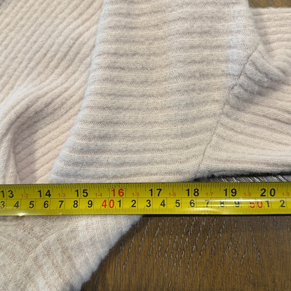 Express Women's V-Neck Sweater in Soft Beige Size Small - Picture 4 of 6